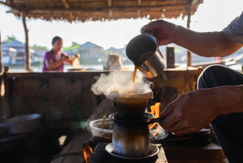 mùi củi cháy và mùi cà phi nghi ngút được ủ bằng vợt