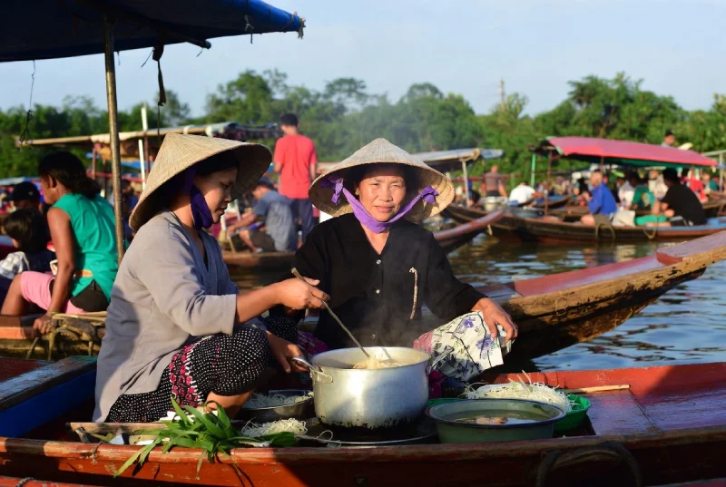 làm sao họ có thể nấu ra được 1 tô hủ tíu giữa 4 bề chòng chành sóng nước
